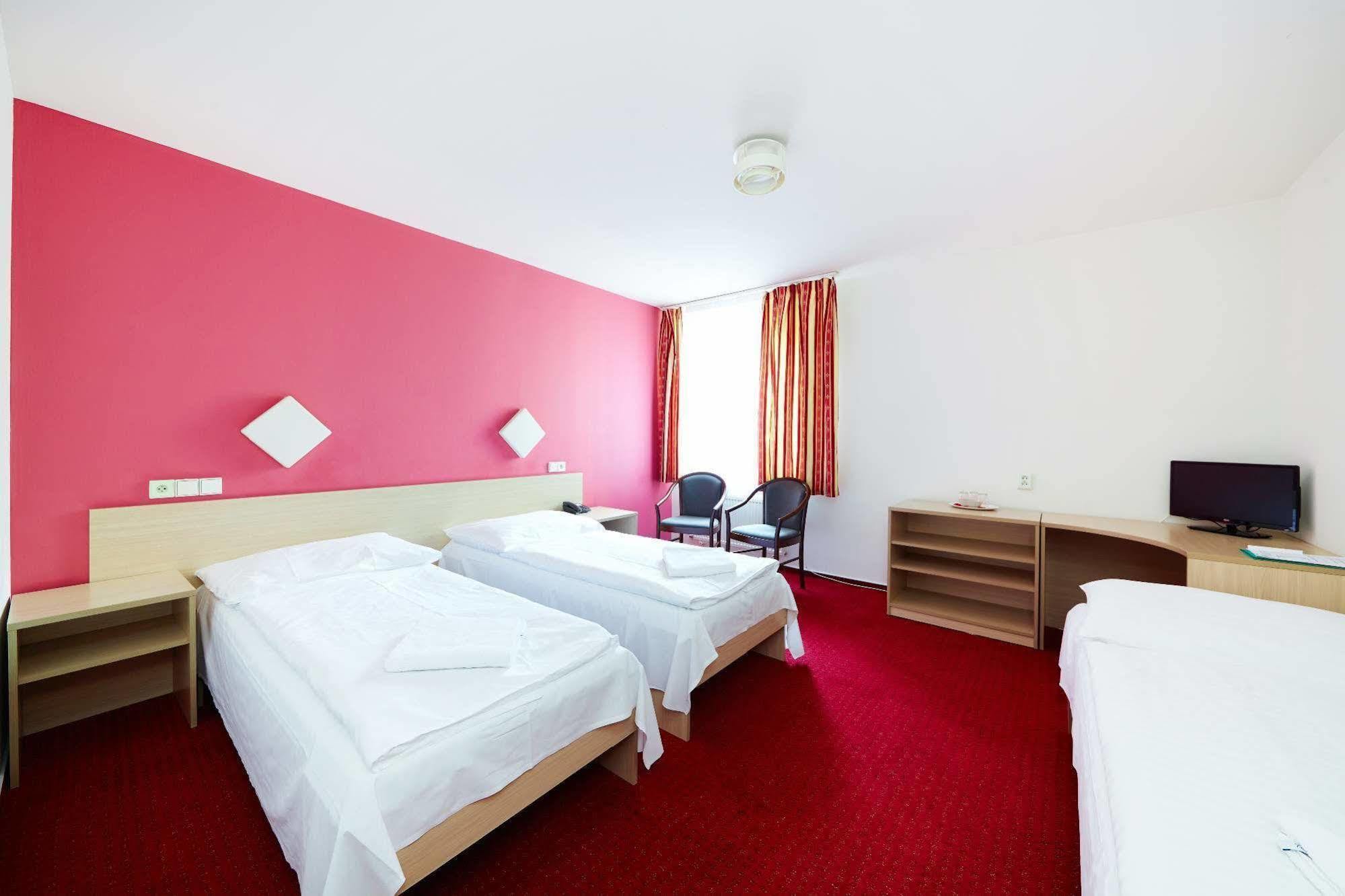 Hotel Mars Прага Екстериор снимка